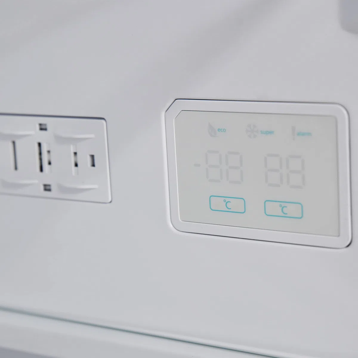 SHARP Kühl-Gefrierkombination SJ-BA09RMXWC-EU/Breite 60 cm/Kühlteil 207 L/Gefrierteil 88 L/AdvancedNoFrost/DualControl/Weiß